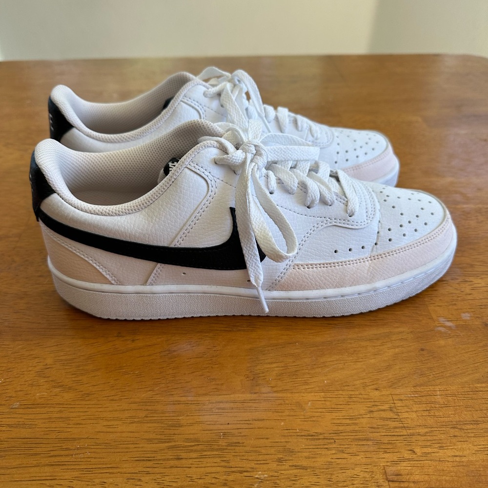 Nike White and Black Low Top Sneakers